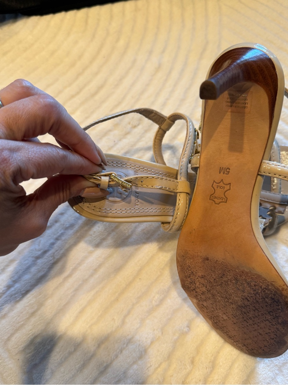 Tory Burch Beige Patent Leather T-Strap Sandals with Gold Logo - Picture 4 of 4
